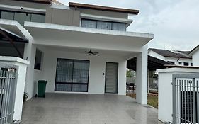 Sungai Long Guesthouse